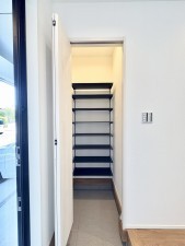 藤沢市善行、新築一戸建ての玄関画像です