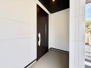 藤沢市善行、新築一戸建ての玄関画像です