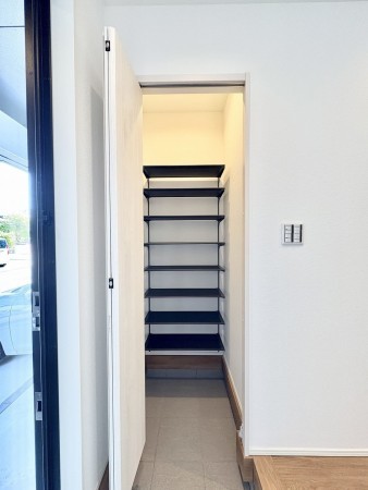 藤沢市善行、新築一戸建ての玄関画像です