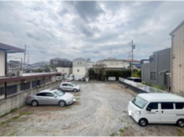 藤沢市善行、中古一戸建ての駐車場画像です