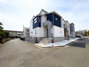 藤沢市大庭、新築一戸建ての前面道路を含む現地写真画像です