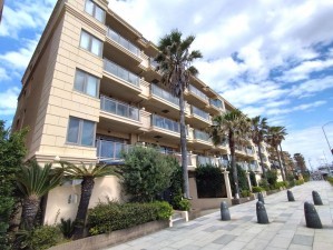 藤沢市片瀬海岸、中古マンションの外観画像です