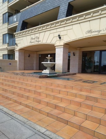 藤沢市片瀬海岸、中古マンションのエントランス画像です