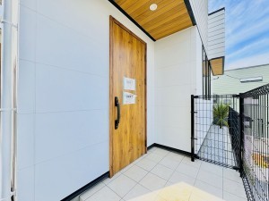 藤沢市片瀬、新築一戸建ての玄関画像です