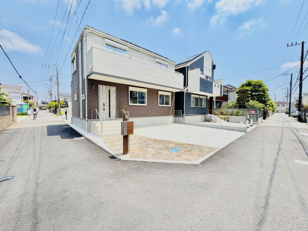 藤沢市鵠沼海岸、新築一戸建ての前面道路を含む現地写真画像です