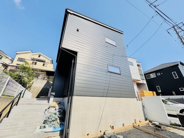 藤沢市亀井野、新築一戸建ての前面道路を含む現地写真画像です