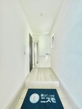 藤沢市善行、新築一戸建ての玄関画像です