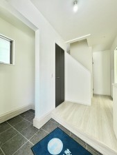 藤沢市善行、新築一戸建ての玄関画像です