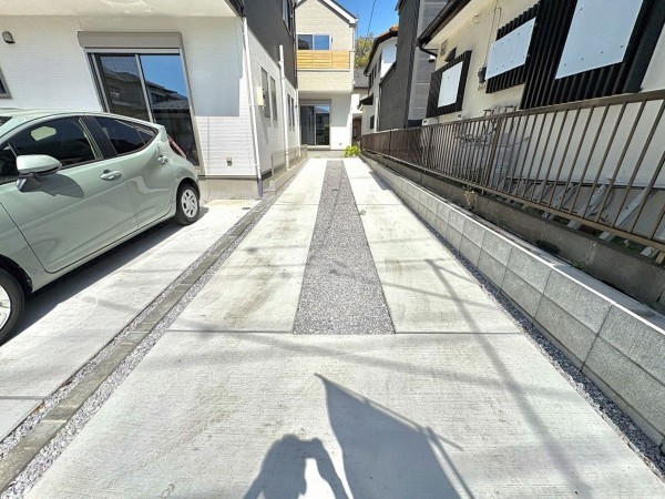 藤沢市善行、新築一戸建ての駐車場画像です