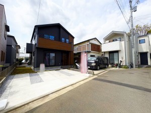 藤沢市大庭、新築一戸建ての前面道路を含む現地写真画像です