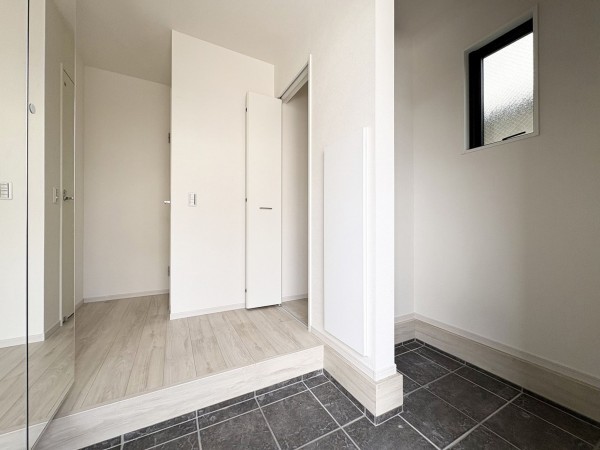 藤沢市大庭、新築一戸建ての玄関画像です