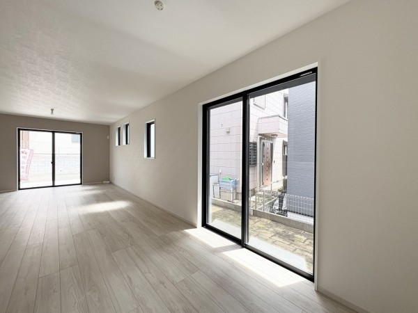 藤沢市大庭、新築一戸建ての居間画像です