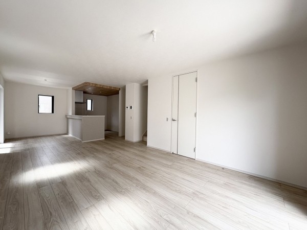 藤沢市大庭、新築一戸建ての居間画像です