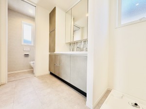 藤沢市片瀬山、新築一戸建ての洗面画像です