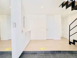 藤沢市片瀬山、新築一戸建ての玄関画像です