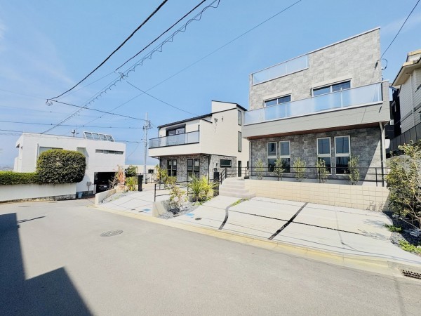 藤沢市片瀬山、新築一戸建ての前面道路を含む現地写真画像です
