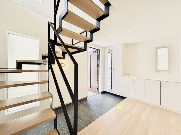 藤沢市片瀬山、新築一戸建ての玄関画像です