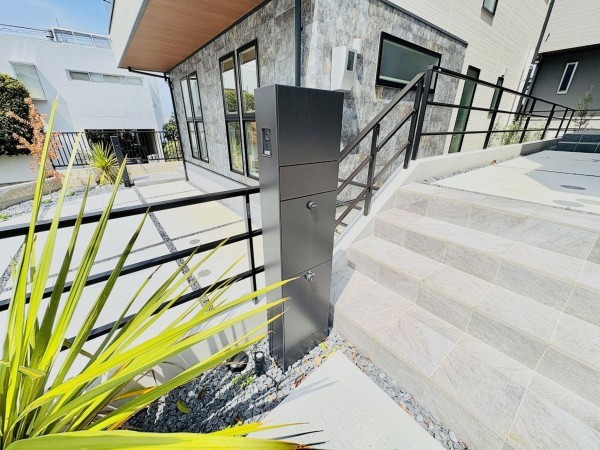 藤沢市片瀬山、新築一戸建ての玄関画像です