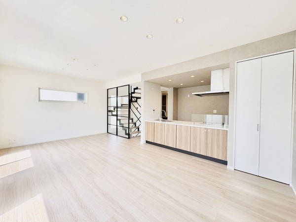 藤沢市片瀬山、新築一戸建ての居間画像です