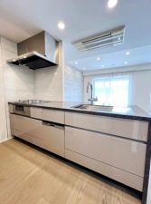 藤沢市鵠沼海岸、中古マンションのキッチン画像です