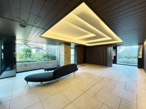 藤沢市鵠沼海岸、中古マンションのエントランス画像です