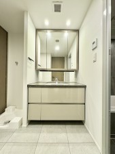 藤沢市鵠沼海岸、中古マンションの洗面画像です