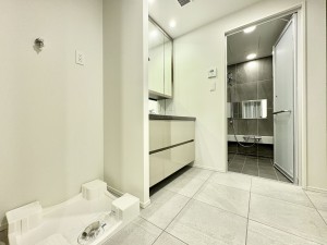 藤沢市鵠沼海岸、中古マンションの洗面画像です