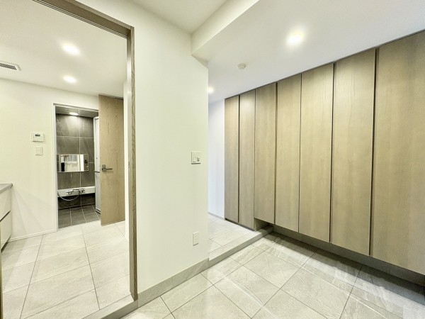 藤沢市鵠沼海岸、中古マンションの玄関画像です