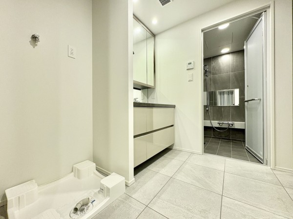 藤沢市鵠沼海岸、中古マンションの洗面画像です