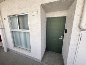 藤沢市鵠沼石上、中古マンションの玄関画像です