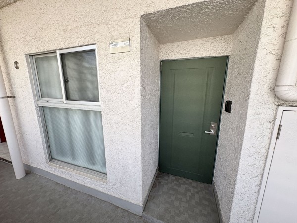 藤沢市鵠沼石上、中古マンションの玄関画像です