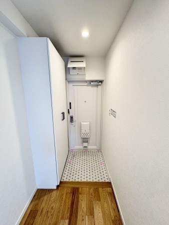 藤沢市鵠沼石上、中古マンションの玄関画像です