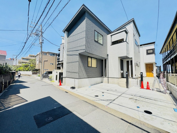藤沢市辻堂、新築一戸建ての前面道路を含む現地写真画像です