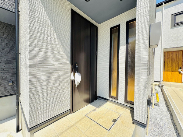 藤沢市辻堂、新築一戸建ての玄関画像です