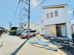藤沢市本鵠沼、新築一戸建ての前面道路を含む現地写真画像です