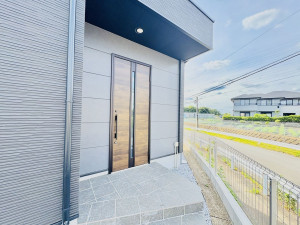 藤沢市大庭、新築一戸建ての玄関画像です