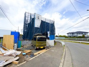 藤沢市大庭、新築一戸建ての前面道路を含む現地写真画像です