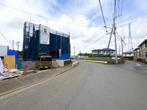 藤沢市大庭、新築一戸建ての前面道路を含む現地写真画像です