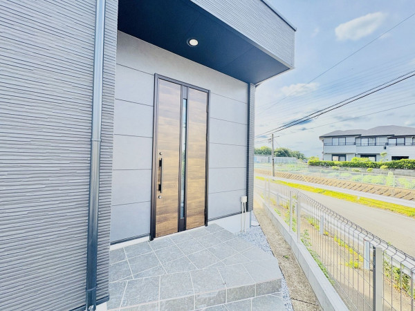 藤沢市大庭、新築一戸建ての玄関画像です