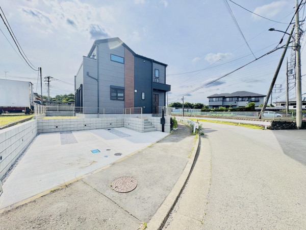 藤沢市大庭、新築一戸建ての前面道路を含む現地写真画像です