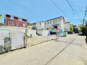 藤沢市辻堂東海岸、新築一戸建ての前面道路を含む現地写真画像です
