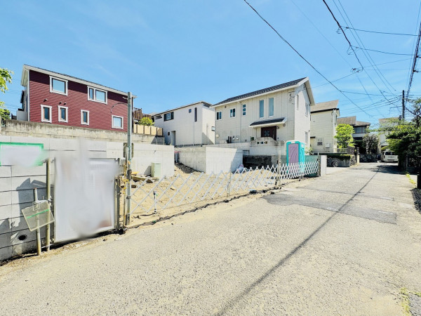 藤沢市辻堂東海岸、新築一戸建ての前面道路を含む現地写真画像です
