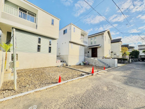 藤沢市辻堂東海岸、新築一戸建ての前面道路を含む現地写真画像です