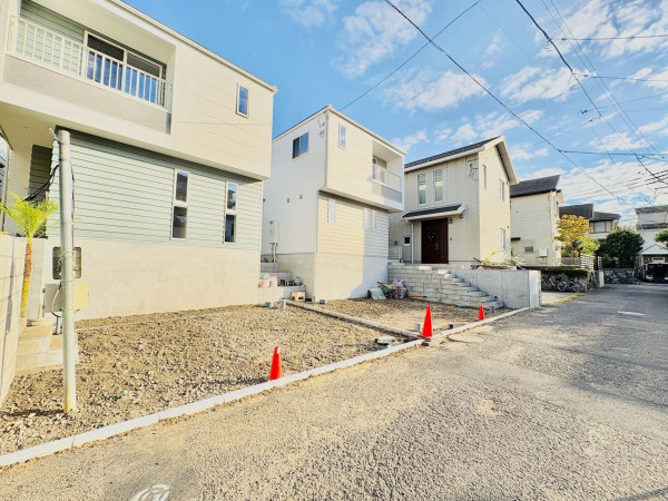 藤沢市辻堂東海岸、新築一戸建ての前面道路を含む現地写真画像です