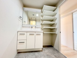 藤沢市藤沢、中古マンションの洗面画像です