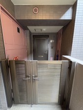 藤沢市藤沢、中古マンションの玄関画像です