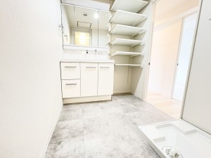 藤沢市藤沢、中古マンションの洗面画像です