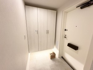 藤沢市藤沢、中古マンションの玄関画像です