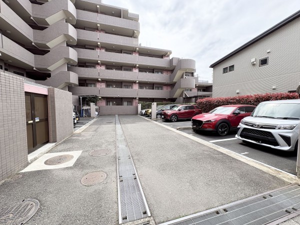 藤沢市藤沢、中古マンションの駐車場画像です