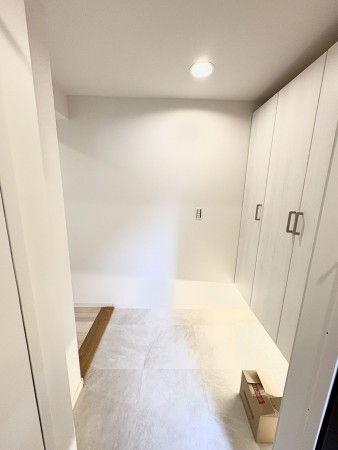 藤沢市藤沢、中古マンションの玄関画像です